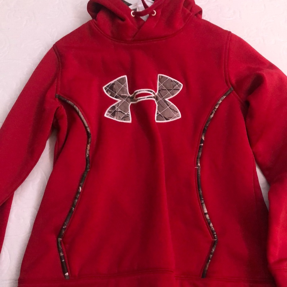 Red & camouflage Underarmour sweatshirt || size M